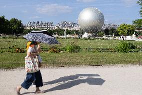 Installation of the Olympic cauldron at the Tuileries - Paris