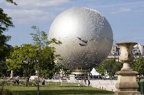 Installation of the Olympic cauldron at the Tuileries - Paris