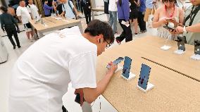 Huawei Largest Flagship Store in Shanghai