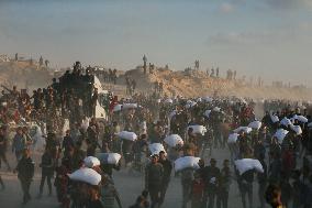 Flour Aid Reaches Gaza Residents