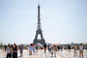 Heatwave Illustration - Paris