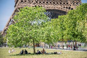 Heatwave Illustration - Paris