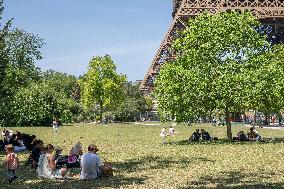 Heatwave Illustration - Paris