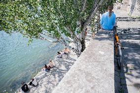 Heatwave Illustration - Paris