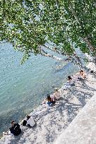 Heatwave Illustration - Paris