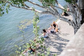 Heatwave Illustration - Paris