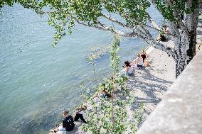 Heatwave Illustration - Paris