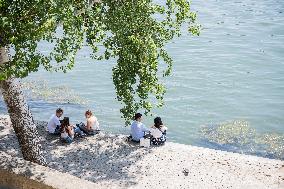 Heatwave Illustration - Paris