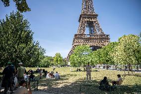 Heatwave Illustration - Paris