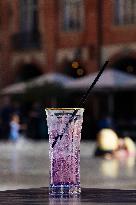 Illustration - Cooling Down on A Hot Day - Montauban