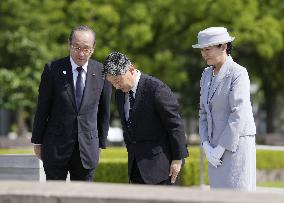 Emperor, empress visit Hiroshima