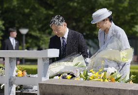 Emperor, empress visit Hiroshima