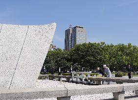 Emperor, empress visit Hiroshima