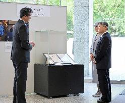 Emperor, empress visit Hiroshima