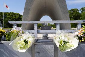 Emperor, empress visit Hiroshima