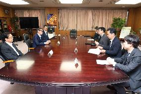 Meeting between METI Minister Muto and Eiji Hashimoto, Chairman and CEO of Nippon Steel Corporation