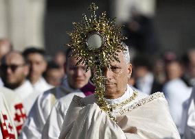 Pope Francis Celebrates The Corpus Christi Mass - Rome