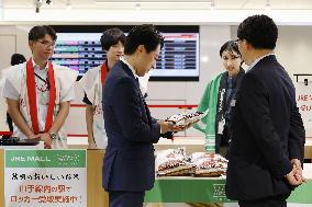 Farm minister inspects brand rice sale at JR Tokyo Station