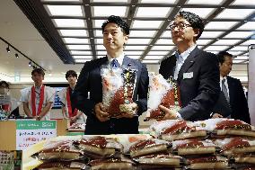 Farm minister inspects brand rice sale at JR Tokyo Station