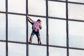 Titouan Leduc Climbed the Presidential Hotel Without Protection - Warsaw