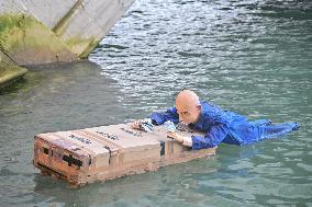 Jeff Bezos Look-Alike Dummy Floats in Grand Canal Ahead of Wedding - Venice