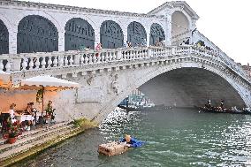 Jeff Bezos Look-Alike Dummy Floats in Grand Canal Ahead of Wedding - Venice