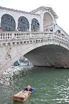 Jeff Bezos Look-Alike Dummy Floats in Grand Canal Ahead of Wedding - Venice