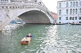 Jeff Bezos Look-Alike Dummy Floats in Grand Canal Ahead of Wedding - Venice