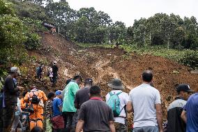 Landslide Kills at least 10 in Bello, Colombia