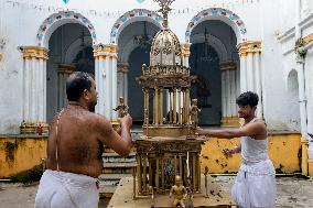 Artisans Build Traditional Rath - Kolkata