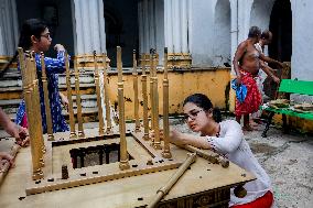 Artisans Build Traditional Rath - Kolkata