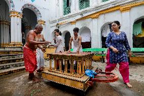 Artisans Build Traditional Rath - Kolkata