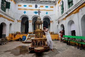 Artisans Build Traditional Rath - Kolkata