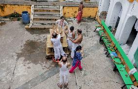 Artisans Build Traditional Rath - Kolkata