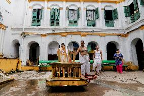 Artisans Build Traditional Rath - Kolkata