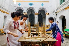 Artisans Build Traditional Rath - Kolkata