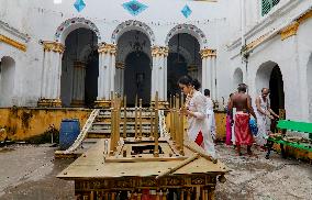 Artisans Build Traditional Rath - Kolkata