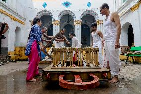 Artisans Build Traditional Rath - Kolkata