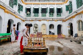 Artisans Build Traditional Rath - Kolkata