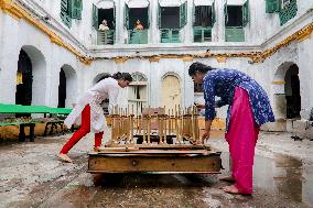 Artisans Build Traditional Rath - Kolkata