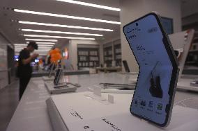 Xiaomi MIX Flip 2 Foldable Phone