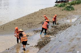 Clearing Silt After Flood in Rong'an