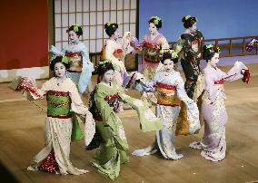 Maiko dance practice