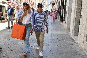 Tommy And Dee Hilfiger Walking In Venice Streets