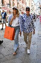 Tommy And Dee Hilfiger Walking In Venice Streets