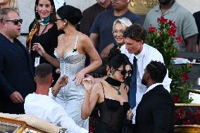 Kylie And Kendall Jenner Leaving Hotel On Bezos-Sanchez Wedding Day - Venice