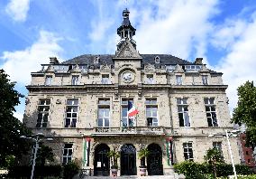 Palestinian flags at La Courneuve town hall - La Courneuve
