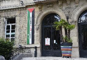 Palestinian flags at La Courneuve town hall - La Courneuve