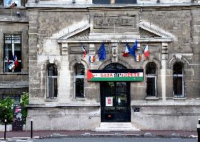 Palestinian flags at La Courneuve town hall - La Courneuve