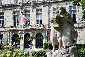 Palestinian flags at La Courneuve town hall - La Courneuve